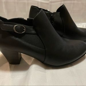 Women’s White mountain heeled booties. Black leather size 8